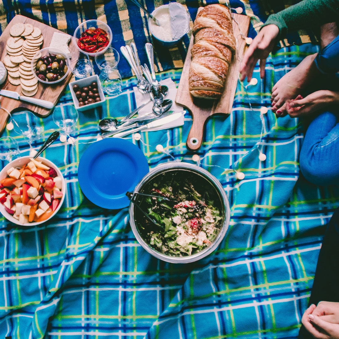 Let’s learn some smart and easy tips to enjoy the outdoor season without suffering from foodborne illness.